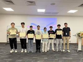 一群人站在室内

描述已自动生成